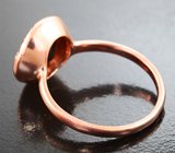 Кольцо с ограненным черным опалом 1,04 карата, сапфирами и цаворитами