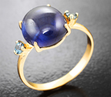 Золотое кольцо с крупным насыщенно-синим 7,36 карата и яркими полихромными сапфирами