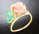 Золотое кольцо с натуральным solid кораллом 5,7 карата и резными уральскими изумрудами