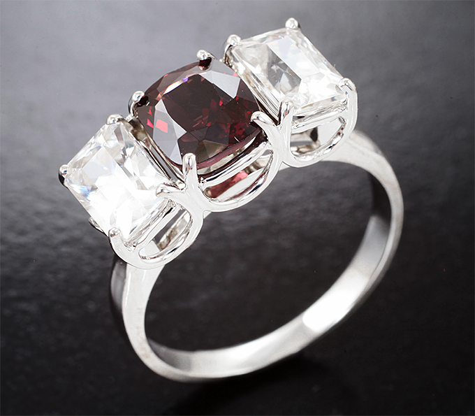 Кольцо с рубиновой шпинелью 1,79 карата и бесцветными цирконами