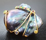 Массивная золотая брошь с крупной черной жемчужиной барокко 50,48 карата, цаворитами и разноцветными сапфирами