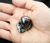 Массивная золотая брошь с крупной черной жемчужиной барокко 50,48 карата, цаворитами и разноцветными сапфирами