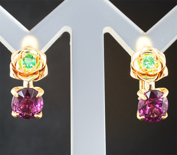 Золотые серьги с чистейшими родолитами 4,53 карата и «неоновыми» цаворитами