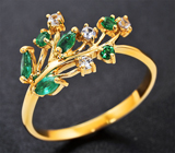 Золотое кольцо с яркими "неоновыми" уральскими изумрудами 0,2 карата и лейкосапфирами