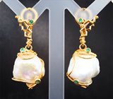 Массивные золотые серьги с морским жемчугом барокко 30,26 карата и уральскими изумрудами