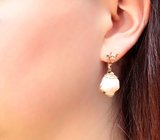 Массивные золотые серьги с морским жемчугом барокко 30,26 карата и уральскими изумрудами