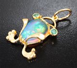 Золотой кулон "Лягушонок" с кристаллическим опалом 3,15 карата и "неоновыми" уральскими изумрудами