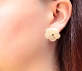 Золотые пусеты с резным перламутром 12,62 карата и яркими уральскими изумрудам