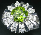 Кольцо с ярко-зеленым перидотом и цирконами Серебро 925