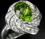 Кольцо с ярким зеленым перидотом и цирконами Серебро 925