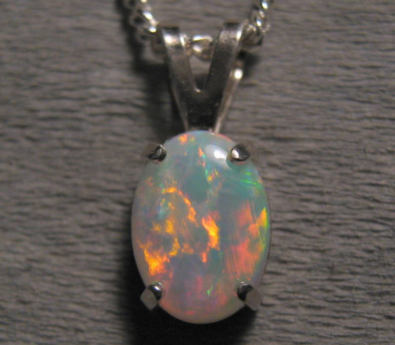 Цепочка с опалом. Опал цепочка. Ожерелье с опалами. Украшения из белого опала. Цепочки камня опал.