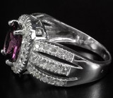 Кольцо с пурпурно-розовым гранатом и цирконами Серебро 925