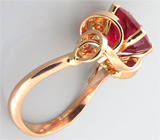 Кольцо с рубином, инкрустированным двумя брилиантами Золото