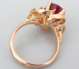 Кольцо с рубином, инкрустированным двумя брилиантами Золото