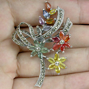 Прелестная брошь с разноцветными сапфирами