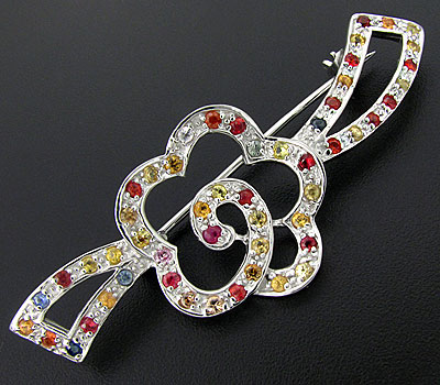 Прелестная брошь с разноцветными сапфирами