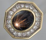 Перстень со звездчатым сапфиром и бриллиантами Золото
